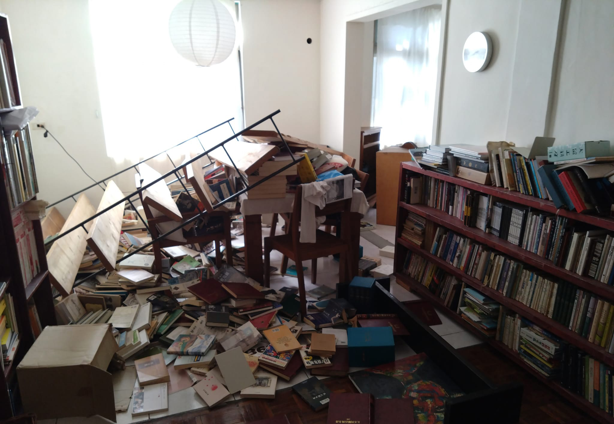 一座大書架被震倒
