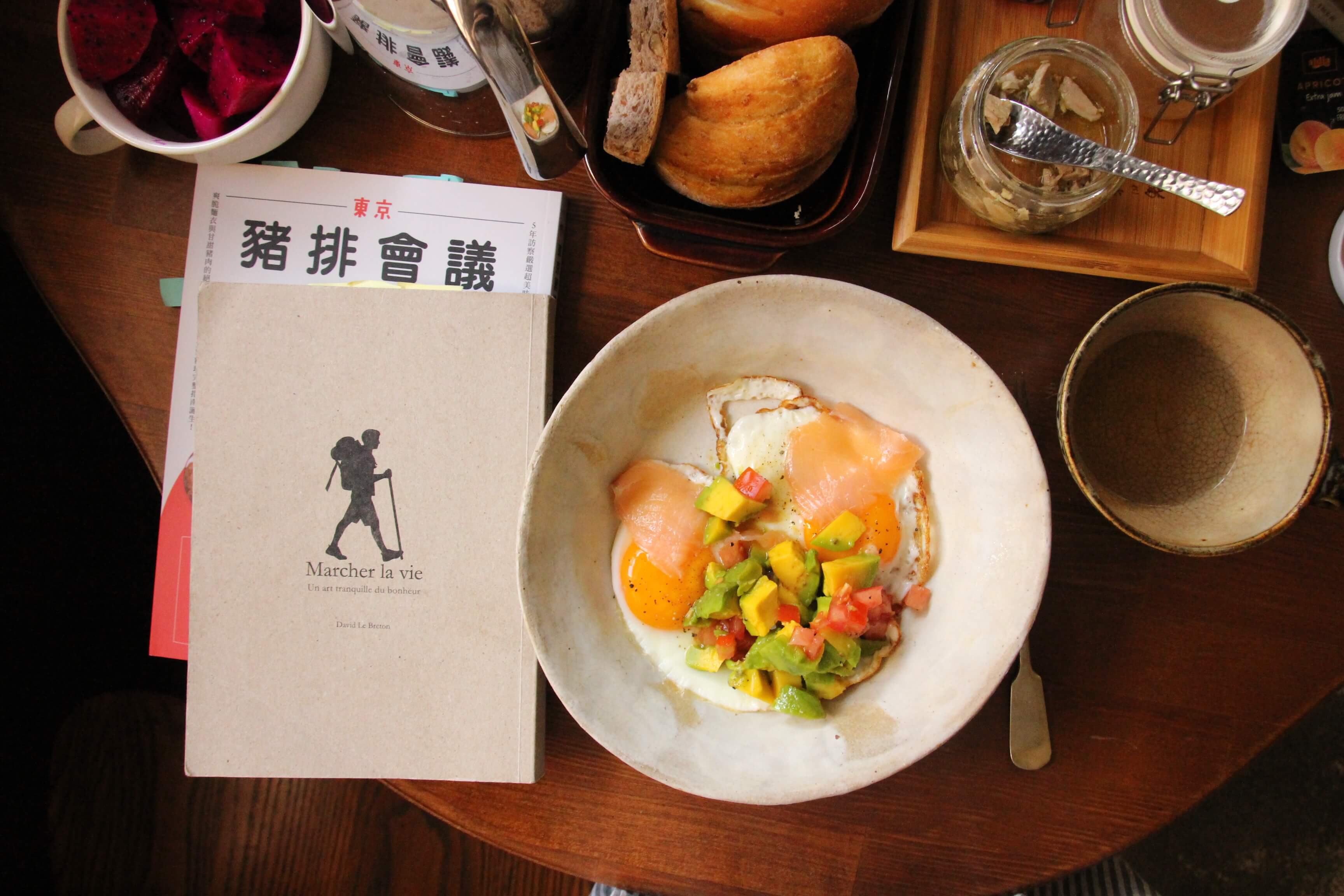 早餐書~《東京豬排會議》、《走路的人》